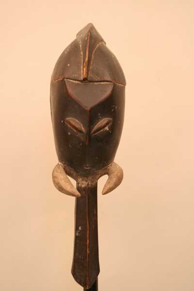 Bamoun(masque), d`afrique : cameroun, statuette Bamoun(masque), masque ancien africain Bamoun(masque), art du cameroun - Art Africain, collection privées Belgique. Statue africaine de la tribu des Bamoun(masque), provenant du cameroun, 1169/4389.Masque zoomorphe,masque éléphant
porté lors des cérémonies liées au Kuosi, une association des membres de la famille royale et de la classe des guerriers.H.49cm.
Une tête avec une crête au milieu,deux défences blanche et une trompe noire comme tout le masque.milieu du 20eme sc.(pères blans). art,culture,masque,statue,statuette,pot,ivoire,exposition,expo,masque original,masques,statues,statuettes,pots,expositions,expo,masques originaux,collectionneur d`art,art africain,culture africaine,masque africain,statue africaine,statuette africaine,pot africain,ivoire africain,exposition africain,expo africain,masque origina africainl,masques africains,statues africaines,statuettes africaines,pots africains,expositions africaines,expo africaines,masques originaux  africains,collectionneur d`art africain